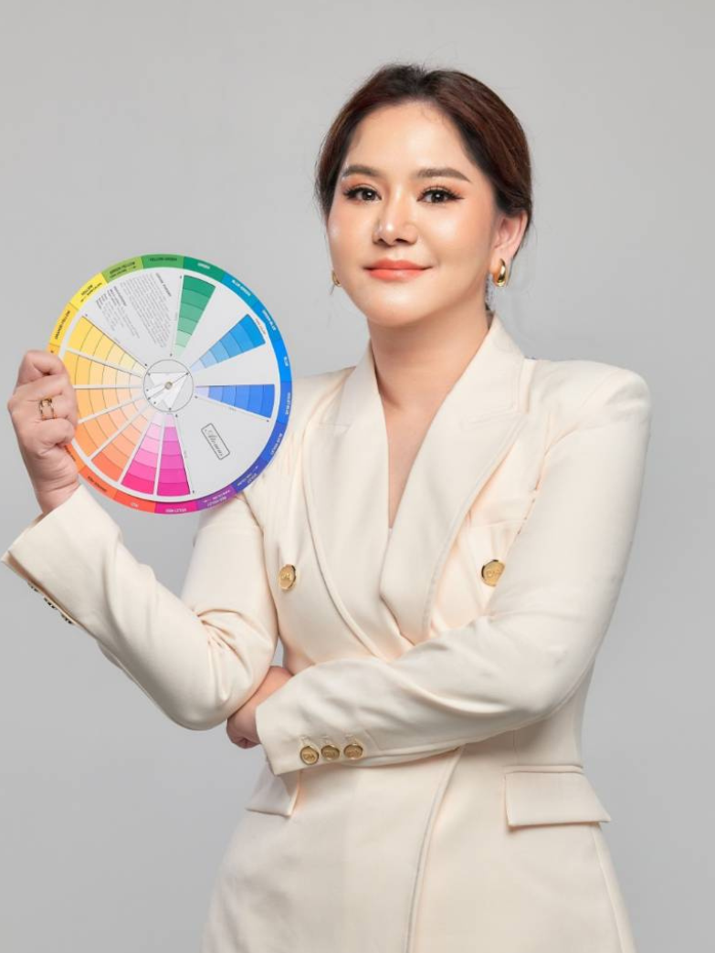 Owner of Glow Image Studio in Bangkok, certified personal image consultant (certifications from USA, Malaysia, China), holding color analysis wheel | เจ้าของ Glow Image Studio กรุงเทพฯ ที่ปรึกษาด้านภาพลักษณ์ส่วนบุคคลที่ได้รับการรับรองจากสถาบันในสหรัฐอเมริกา มาเลเซีย และจีน กำลังถือวงล้อวิเคราะห์สี